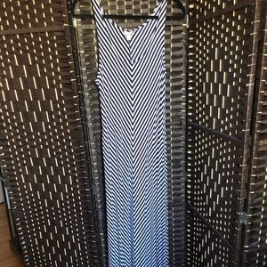 Sleeveless, lightweight maxi dress with V pattern.